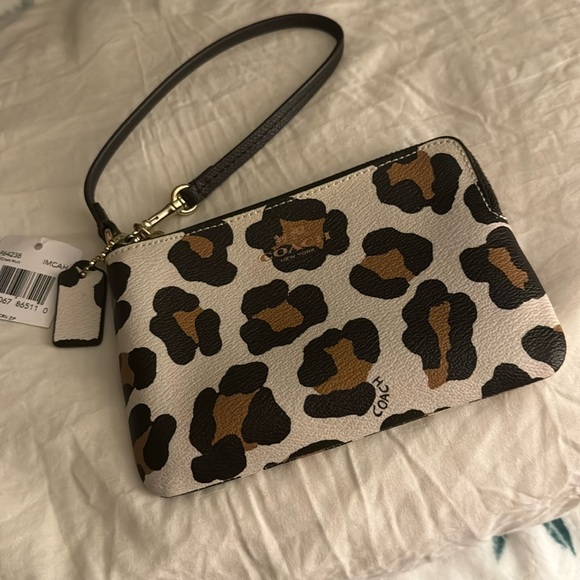 Coach Handbags - NWT COACH CORNER ZIP OVELOT WRISTLET